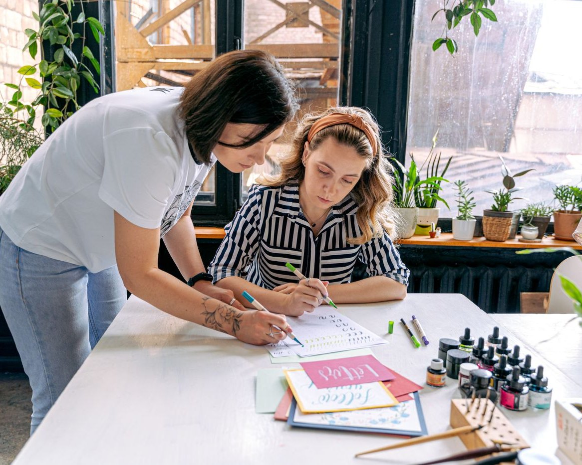 Professionnelle animant un atelier